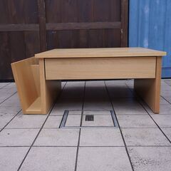 MORITA(モリタインテリア工業)のTono(トーノ)リビングテーブルです。昇降式の天板で高さ調整可能な在宅ワークなどにぴったりなローテーブル。/引出し、マガジンラック付きCL311