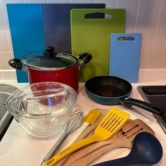 キッチン用品一式（鍋、まな板、ボウル、ヘラ等）