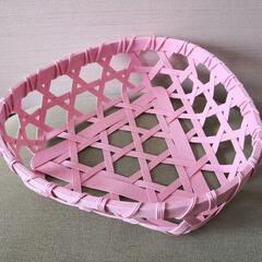 紙バンドで作った六つ目編みの三角かご（ピンク）