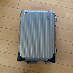 リモワ機内持ち込みサイズスーツケース　シャンパングレー