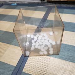 ワンコイン　水槽　キューブ型　光る石　プラスチック