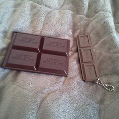 チョコレート型のミラーとクシ