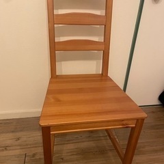 IKEAダイニングテーブルの椅子3点セットになります。