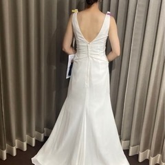 ウェディングドレス　スレンダーライン　Vネック