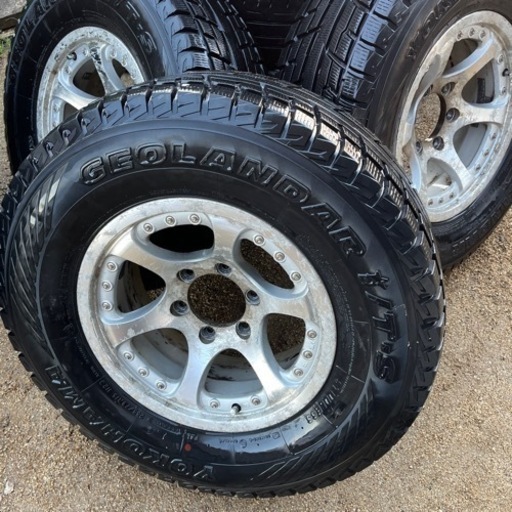 確かランクル？ 265/70R16 スタッドレスタイヤ！