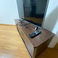 テレビとリモコンと鏡のみ