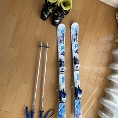 子供用のスキー板、ストック、ブーツ