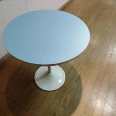 青色の丸テーブル
