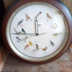 鳥の掛時計です