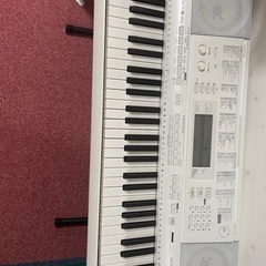電子ピアノ　CASIO LK-208 白
