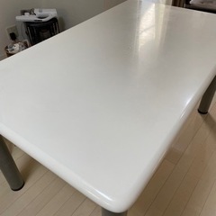 白いダイニングテーブル