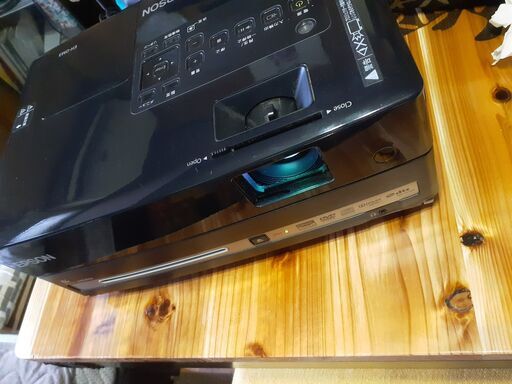 エプソンのプロジェクターです。EPSON　EH-DM3