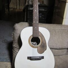 白いアコースティックギター