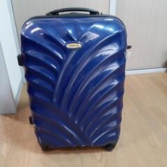 紺色のスーツケース