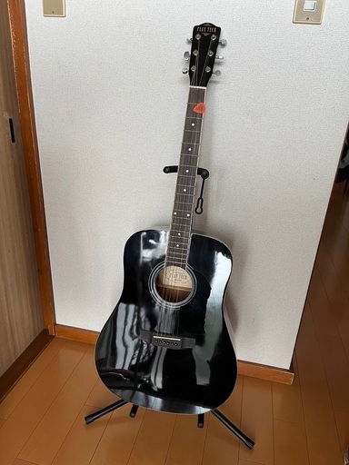 アコースティックギターとギタースタンド