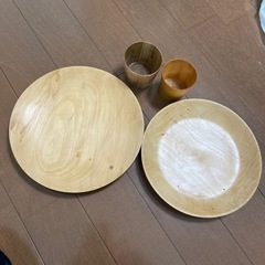 木製のお皿とコップ