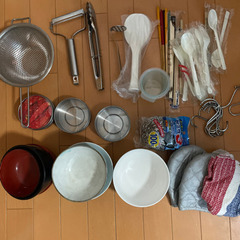 調理道具（ピーラー、トングなど）、食器