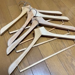【無料】しっかりめ木製ハンガー4本