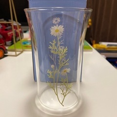 お花のデザインのガラスコップ