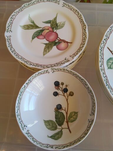 【中古】でもノリタケ!! 豪華プレートセット・ロイヤルオーチャード風水でも縁起の良いといわれるフルーツ柄 中古】でもノリタケ!! 豪華プレートセット・ロイヤルオーチャード風水