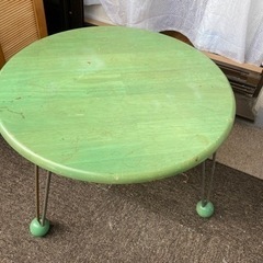 レトロな丸型テーブル　