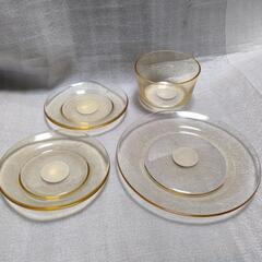 昭和レトロ調ガラス食器 中皿1枚 小皿２枚 深皿1個