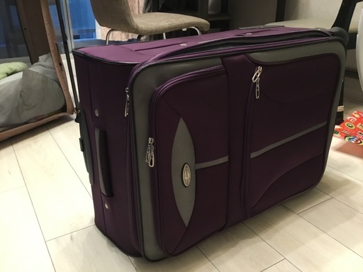 又。春の値下げ！！値下げします！！しっかりした旅行スーツケース　大，USA で買ったものです！紫。