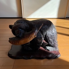 鮭をくわえた 木彫りの熊
