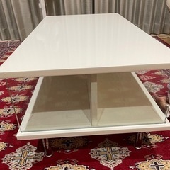 白色のリビングテーブル