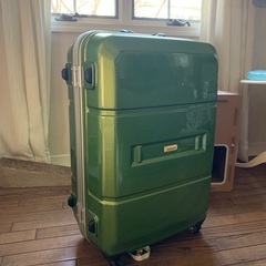 特大スーツケース　一度使用のみ　鍵付き