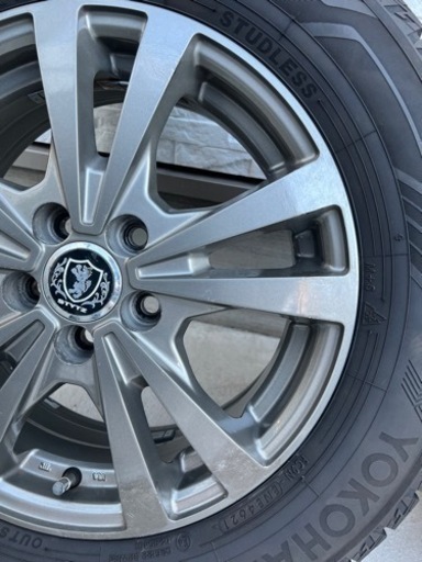 スタッドレスタイヤ　195/65R15  2021年製　ヨコハマ　ナット付