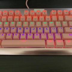 ピンクのメカニカルゲーミングキーボード 