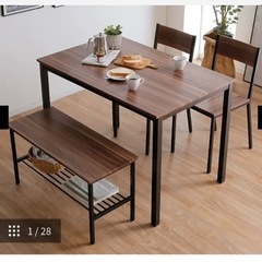 テーブル、椅子2脚、ベンチ1脚