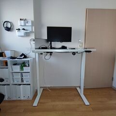 Sunon 電動昇降デスク（幅120cmX奥行60cm）、ディスプレイ、モニターアーム、オフィスチェア x 2
