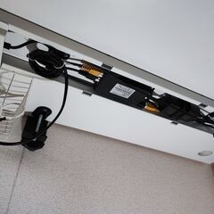 Sunon 電動昇降デスク（幅120cmX奥行60cm）、ディスプレイ、モニターアーム、オフィスチェア x 2