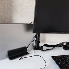 Sunon 電動昇降デスク（幅120cmX奥行60cm）、ディスプレイ、モニターアーム、オフィスチェア x 2