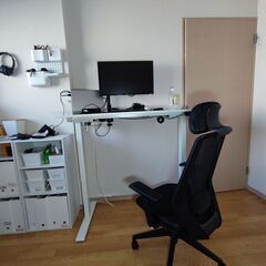 Sunon 電動昇降デスク（幅120cmX奥行60cm）、ディスプレイ、モニターアーム、オフィスチェア x 2