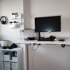 Sunon 電動昇降デスク（幅120cmX奥行60cm）、ディスプレイ、モニターアーム、オフィスチェア x 2