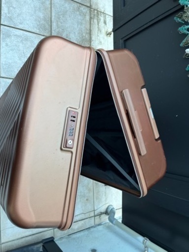 AMERICAN TOURISTERのスーツケース