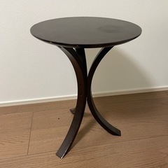 シンプルな丸テーブル