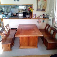 木製テーブルと椅子のセット