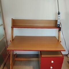 北欧家具店で買った赤い学習机