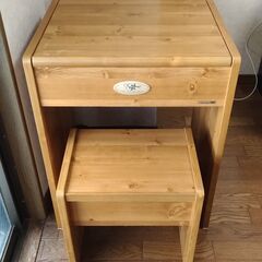 ドレッサーテーブル・チェアセット（木製、鏡付き、椅子あり）