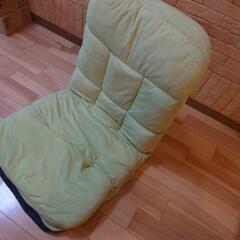 緑色のリクライニング座椅子