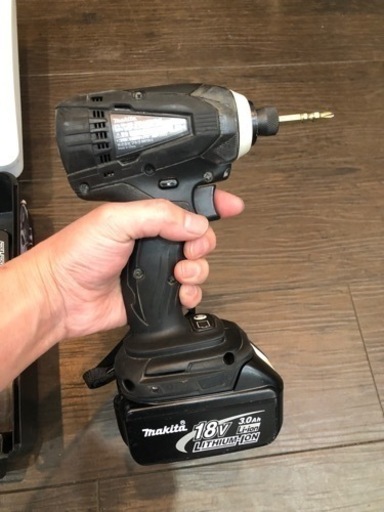 makita インパクト　バッテリー2個付き受け渡し相手が決定しました！