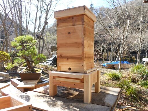 ニホンミツバチの重箱式4段巣箱+オリジナル巣箱台 | energysource.com.br