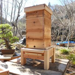 ニホンミツバチの重箱式4段巣箱+オリジナル巣箱台