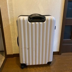 キャリーケース（スーツケース）白①