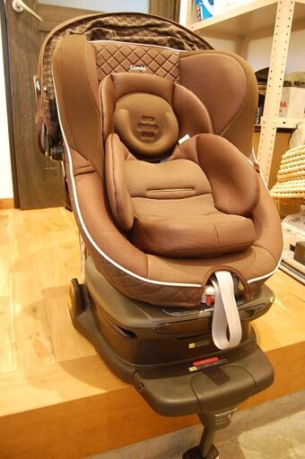 COMBI(コンビ) WHITE LABEL(ホワイトレーベル)LUXTIATURN（ラクティアターン）発売当時のコンビ最高級のチャイルドシート・とても綺麗です・ゼウスターン機能付きで非常に使い勝手が良いです・ISOFIX仕様なので安全