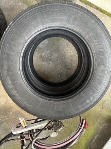トラック　タイヤ245/70r19.5